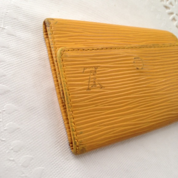 Louis Vuitton, Yellow Epi Leather 6-Hooks Key Case - Picture 4 of 8